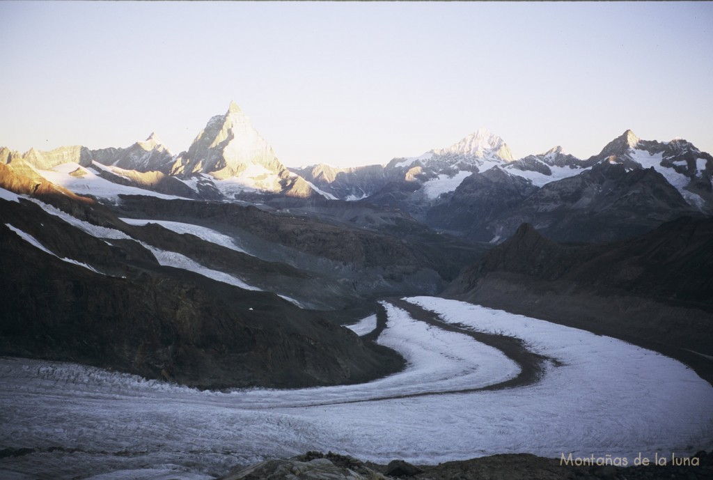 Amanece en la subida al Monte Rosa, abajo el Glaciar Grenx-Gorner, en el centro izquierda el Cervino y Dent d'Hérens, y a la derecha el Dent Blanche y Ober Gabelhorn